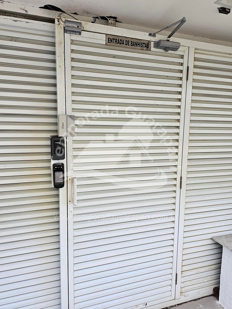 Apto. com 3 Quartos + 1 Dependência, 2 Garagens